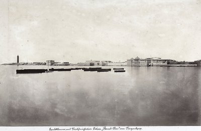 Boten in het midden van de zee met een deel van de stad Alexandrië op de achtergrond, in Egypte door Unknown photographer