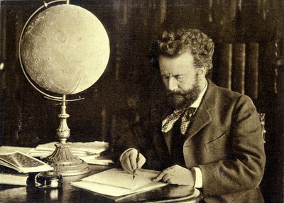 Camille Flammarion aan haar werktafel door Unknown photographer
