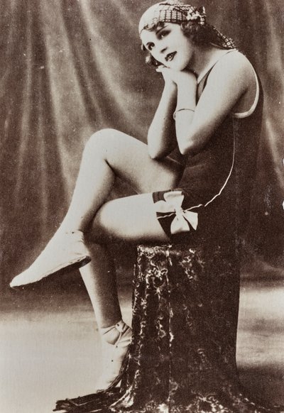 Volledig portret van een jonge vrouw in een badpak door Unknown photographer