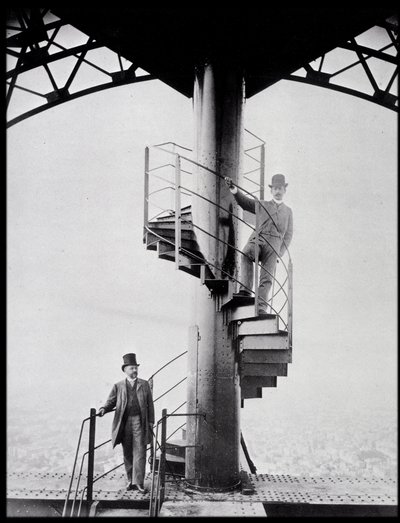Gustave Eiffel en zijn schoonzoon Adolphe Salles op de trap van de Eiffeltoren, Parijs door Unknown photographer