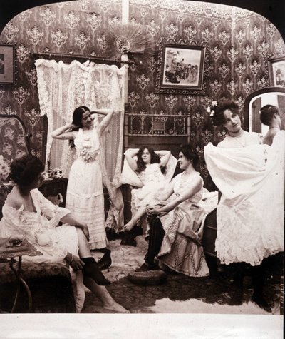 Interieur van een bordeel aan het einde van de 19e eeuw door Unknown photographer
