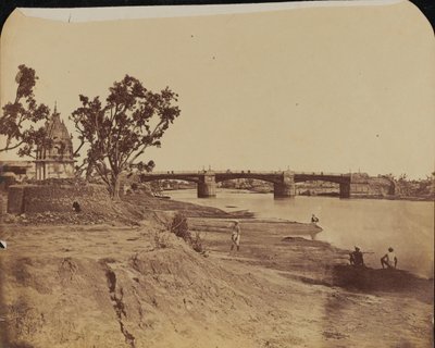 IJzeren brug met stenen pijlers, met burgers op de voorgrond, Gumti-rivier, Lucknow door Unknown photographer