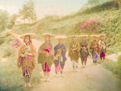 Japanse vrouwen. Zeven Japanse vrouwen staan in een rij op een landelijke weg. Japan, circa 1910. door Unknown photographer