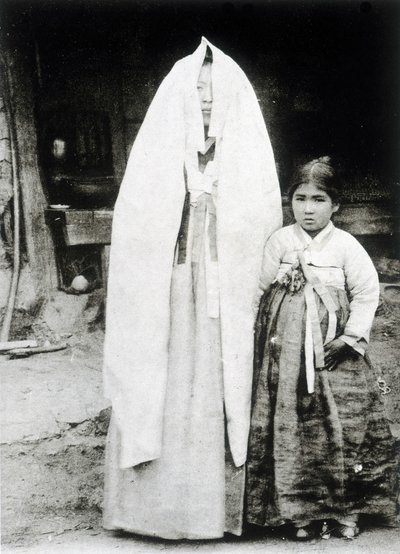 Koreaanse vrouw en jong meisje door Unknown photographer
