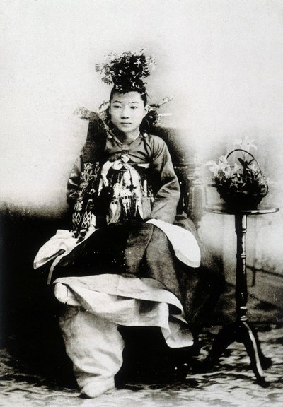 Koreaanse vrouw in traditionele trouwjurk door Unknown photographer