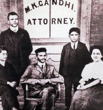 Mahatma Gandhi zittend met vier medewerkers voor zijn advocatenkantoor in Johannesburg, Zuid-Afrika, Zuid-Afrika door Unknown photographer