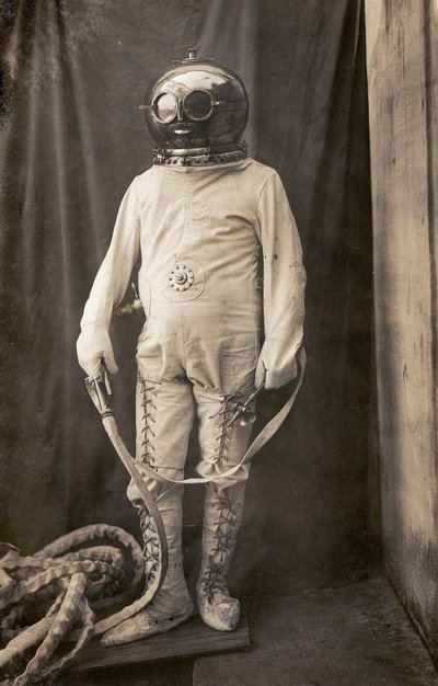 Man met duikpak om hem tegen vuur te beschermen door Unknown photographer
