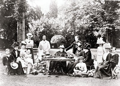Leden van de Britse koninklijke familie inclusief Koning George V, Koning Edward VIII rond Koningin Victoria op een tuinfeest door Unknown photographer