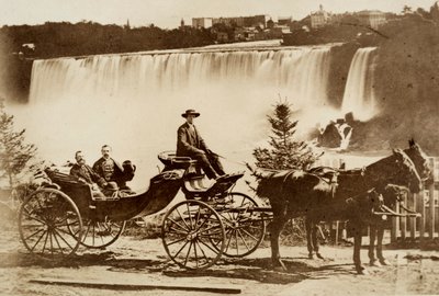 Mannen in een koets gestopt bij een waterval door Unknown photographer