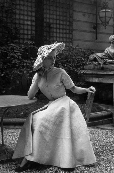 Mode Dior in 1948: Robe "New Look" van Christian Dior (foto) door Unknown photographer