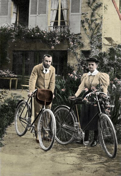 Pierre en Marie Curie in hun tuin door Unknown photographer