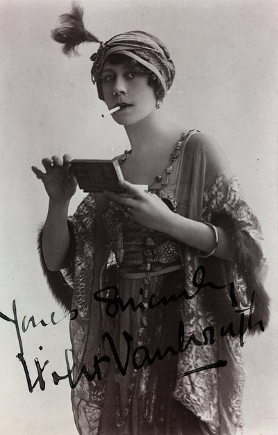 Portret van de Engelse actrice Violet Vanbrugh, ansichtkaart door Unknown photographer