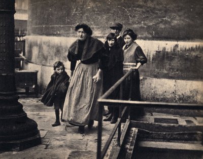 Scène van een uitgezette familie in Parijs. Fotografie, eind 19e eeuw, Parijs. Coll. Selva. door Unknown photographer