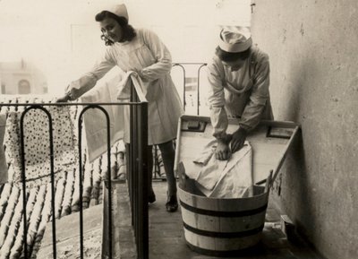 Enkele vrouwen bezig met de praktijk van het wassen op de vrouwelijke school voor beroepsopleiding 