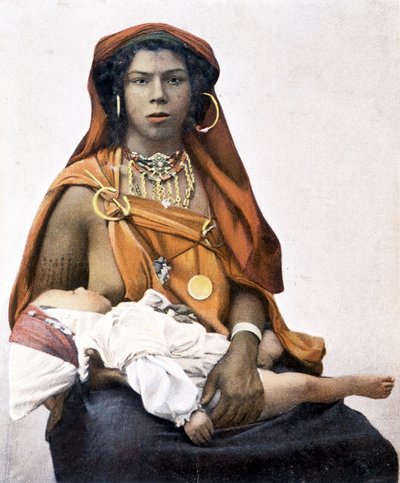 Jonge Berbervrouw die een baby borstvoeding geeft. 19e eeuw fotografie door Unknown photographer