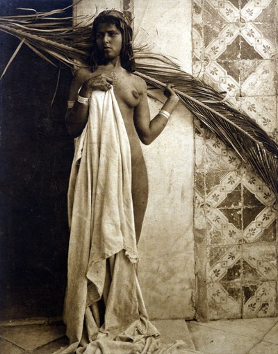 Jonge Berbervrouw poseert naakt. Fotografie rond 1890 door Unknown photographer