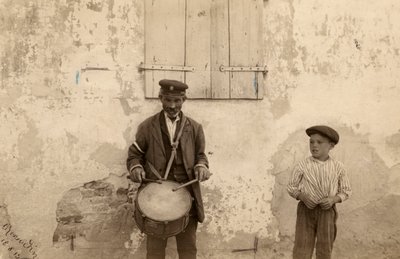 Veilingmeester en kind door Unknown photographer
