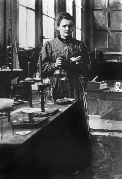 Franse natuurkundige Marie Curie (1867-1934) Nobelprijs voor natuurkunde in 1903, en Nobelprijs voor scheikunde in 1911, hier in haar eerste laboratorium in Parijs in 1898 door Unknown photographer