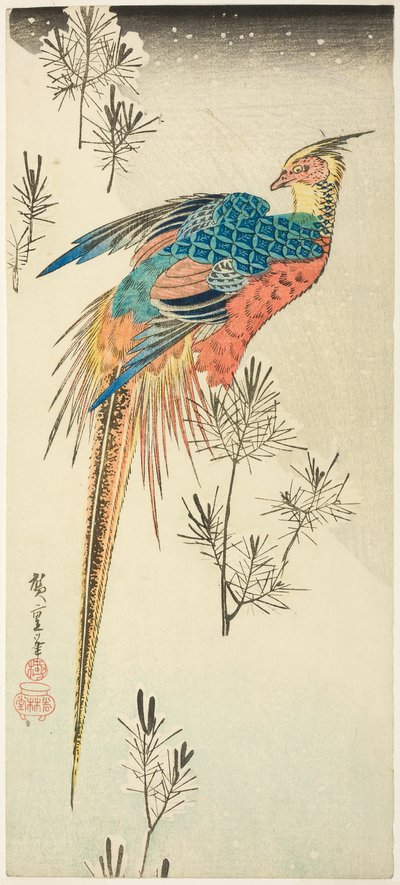 Een gouden fazant op een steile besneeuwde heuvel tussen kleine dennenboompjes door Utagawa Hiroshige