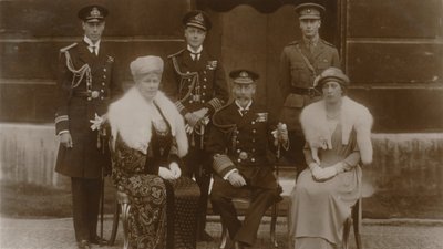 H.K.H. De Hertog van York, H.K.H. De Prins van Wales, H.K.H. Prins Hendrik, H.M. De Koningin door Vandyk