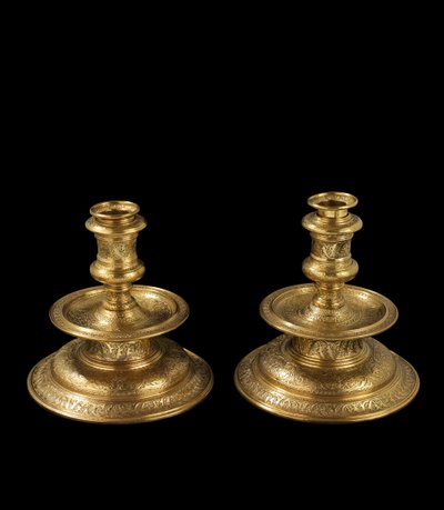Paar kandelaars van gegraveerd messing, met latere bewerking, vergulding en toevoeging van verwijderbare sokkels en houten bases, 1500-25 door Venetian School