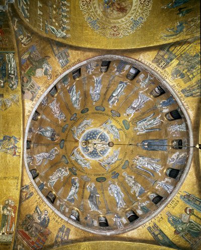 Zicht op de koepel met mozaïeken op een gouden achtergrond (Romaans en Byzantijnse stijl) die de Hemelvaart illustreren. In de pendentieven, de vier evangelisten. Sint Marcus en Sint Mattheus opnieuw gedaan in 1843-1864. Begin van de 13e eeuw. Basiliek San door Veneto Byzantine School