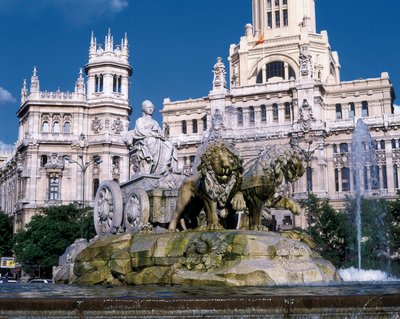 Cybele-fontein die de godin Cybele voorstelt in een wagen getrokken door twee leeuwen, gebouwd in 1782 door Ventura Rodriguez (1717-1785) achteraan, uitzicht op het Paleis der Communicatie, Plaza de Cibeles, Madrid door Ventura Rodríguez