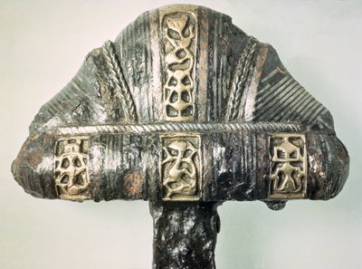Detail van een zwaardgreep met gestempelde decoratie door Viking
