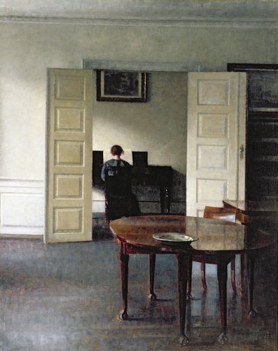 Een interieur met een vrouw die piano speelt, 1910 door Vilhelm Hammershoi