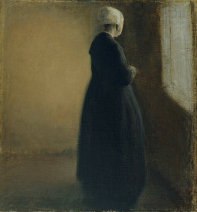 Een oude vrouw die bij een raam staat door Vilhelm Hammershøi