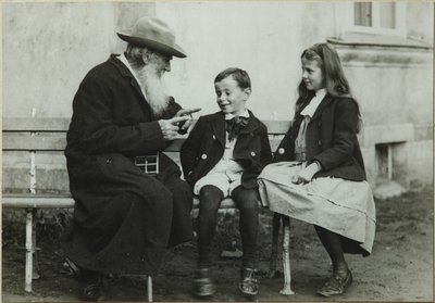 Leo Tolstoy met kleinkinderen Leo en Sofia, 1909 door Vladimir Grigorievich Chertkov