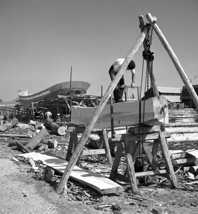 Portugese bootbouwers ambachtslieden bouwen een vissersboot van hout en gebruiken een trekzaag door Volkmar Wentzel