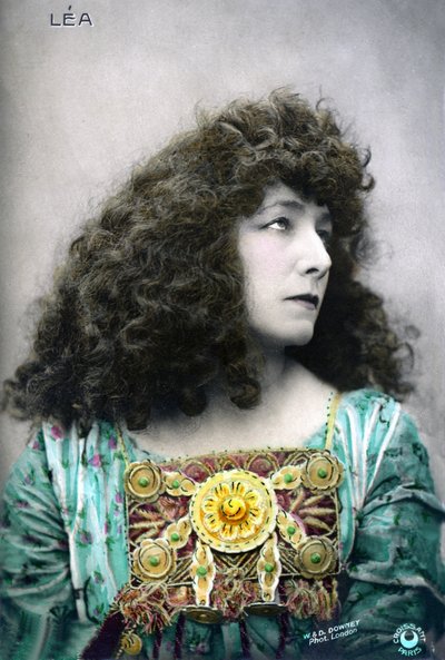 Henriette Rosine Bernard alias Sarah Bernhardt (1844-1923) in de rol van Léa (foto) door W. and D. Downey