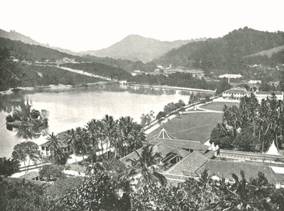 Uitzicht vanaf Lady Hortons Walk, Kandy, Ceylon, 1895 door W and S Ltd