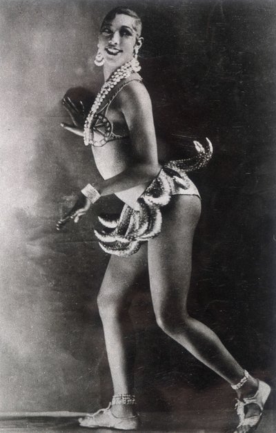 Josephine Baker gekleed met een riem van bananen. Foto door Lucien Walery (1863-1935) door Walery