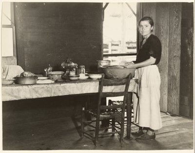 [Elizabeth Tengle aan de keukentafel]/[Paralee Ricketts aan het werk in de keuken]. door Walker Evans
