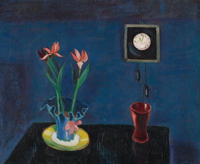 Stillleben mit Uhr und Tulpentopf door Walter Gramatte
