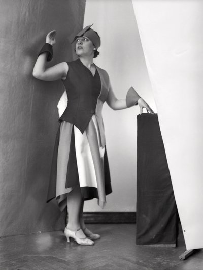 Portret van Anita Pezzoni in een jurk ontworpen door de schilder Marcello Clarion (z/w foto) door Wanda Wulz