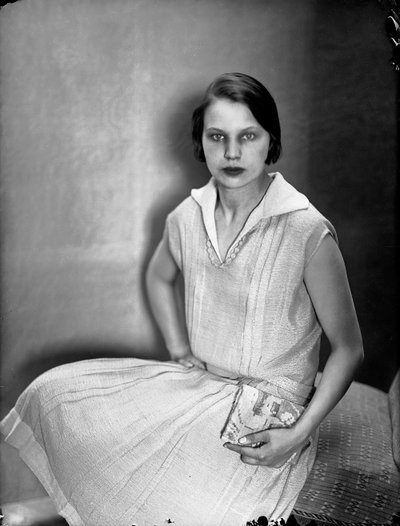 Portret van Marion Wulz met een jurk van Anita Pittoni, ca. 1930 (z/w foto) door Wanda Wulz