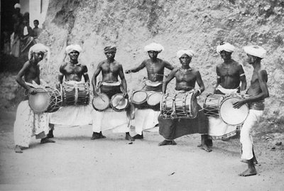 Duiveldansers van Guida met hun trommels, 1902 door Watts and Skeen