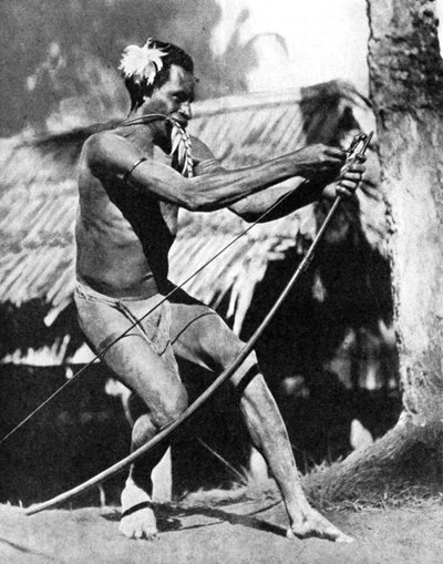 Een jager die zijn boog spant, 1936 door Wide World Photos