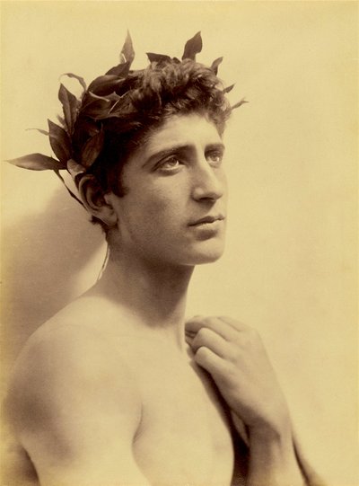 Studie van een jongen met een krans, Sicilië, ca. 1898 door Baron Wilhelm von Gloeden