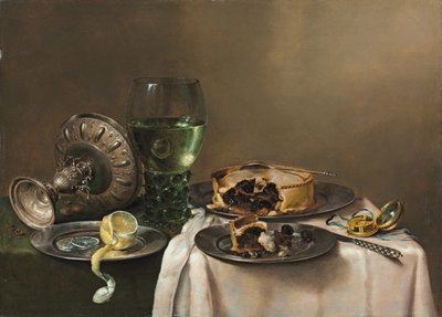 Pronkstilleven met een roemer, een omgekeerde zilveren tazza, een halfgeschilde citroen op een tinnen bord, met een taart, een tijdmeter en een mes door Willem Claesz. Heda