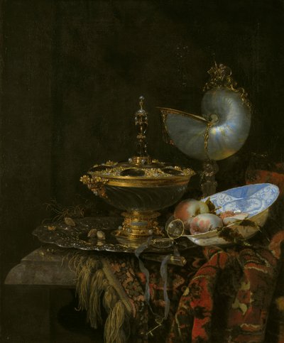 Magnifiek stilleven met Holbein-kom, Nautilus en glazen beker en fruitschaal door Willem Kalf
