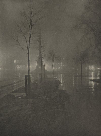Natte nacht, Columbus Circle, New York, c.1925 (foto) door William A. Fraser