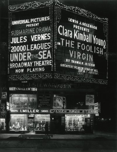 1554 Broadway op 46th Street, I. Miller Shoes; James Drug Store, en grote verlichte bioscoopmarquees erboven. door William Davis Hassler