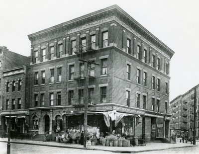 767 East 152nd Street, 7 december 1915 door William Davis Hassler