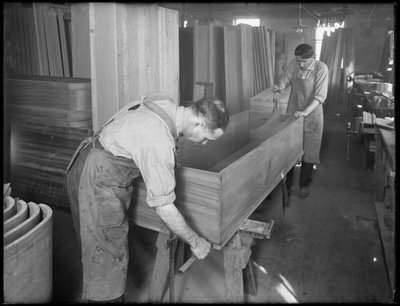 Het aanpassen van de zijkanten en de bodem van de schaal van een houten kist, Oneida, New York, 3 april 1916 door William Davis Hassler