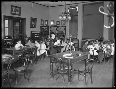 Kinderen lezen in de leeszaal van een niet-geïdentificeerde vestiging van de Queens Borough Public Library, ca.1910 door William Davis Hassler
