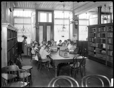 Kinderen lezen in de leeszaal van een niet-geïdentificeerd filiaal van de Queens Borough Openbare Bibliotheek, c.1910 door William Davis Hassler